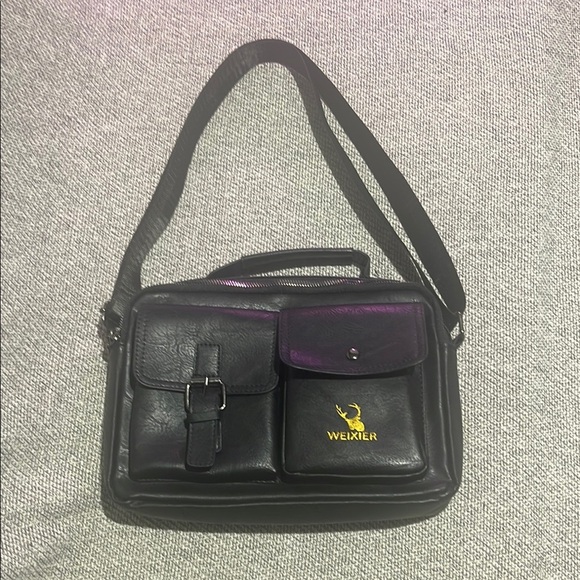 Sleek Black Messenger Bag with Adjustable Strap and Structured Design - Picture 11 of 16